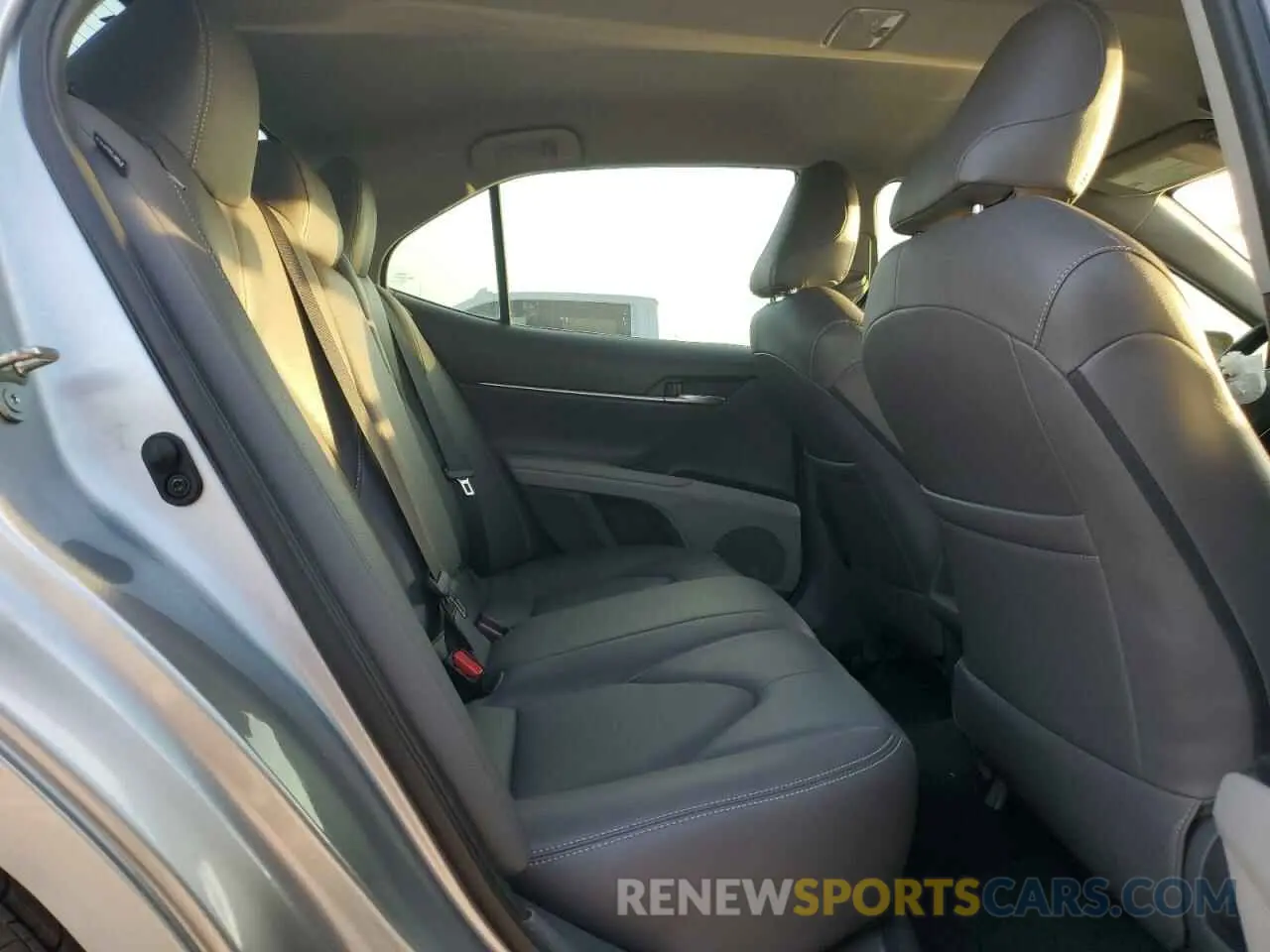 10 Photograph of a damaged car 4T1B11HK6KU784872 TOYOTA CAMRY 2019