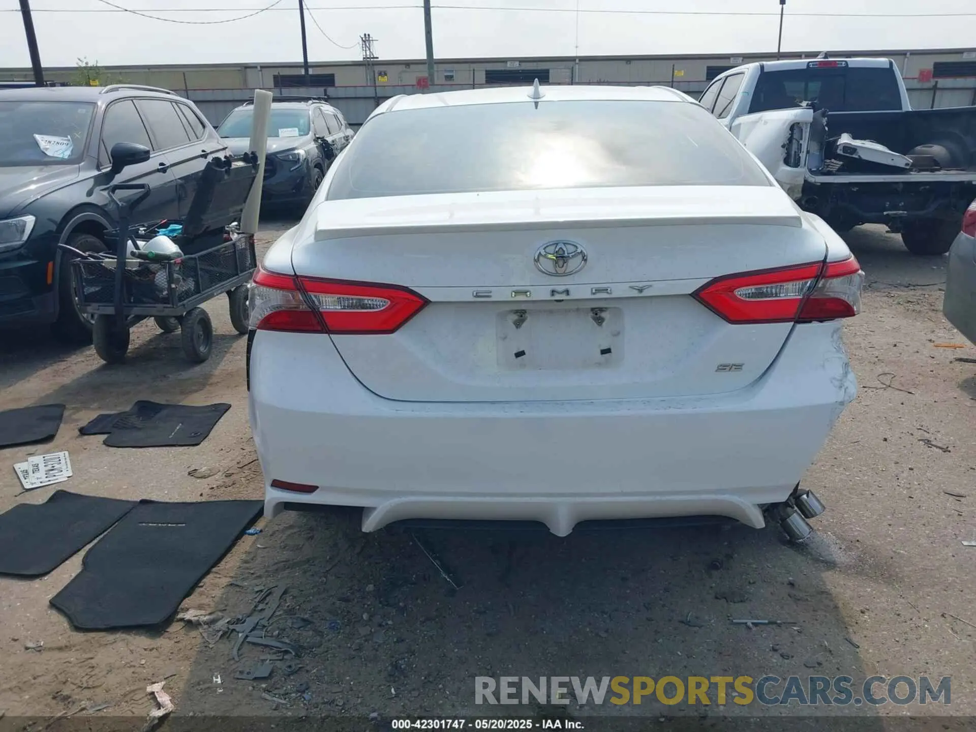 16 Photograph of a damaged car 4T1B11HK6KU847730 TOYOTA CAMRY 2019