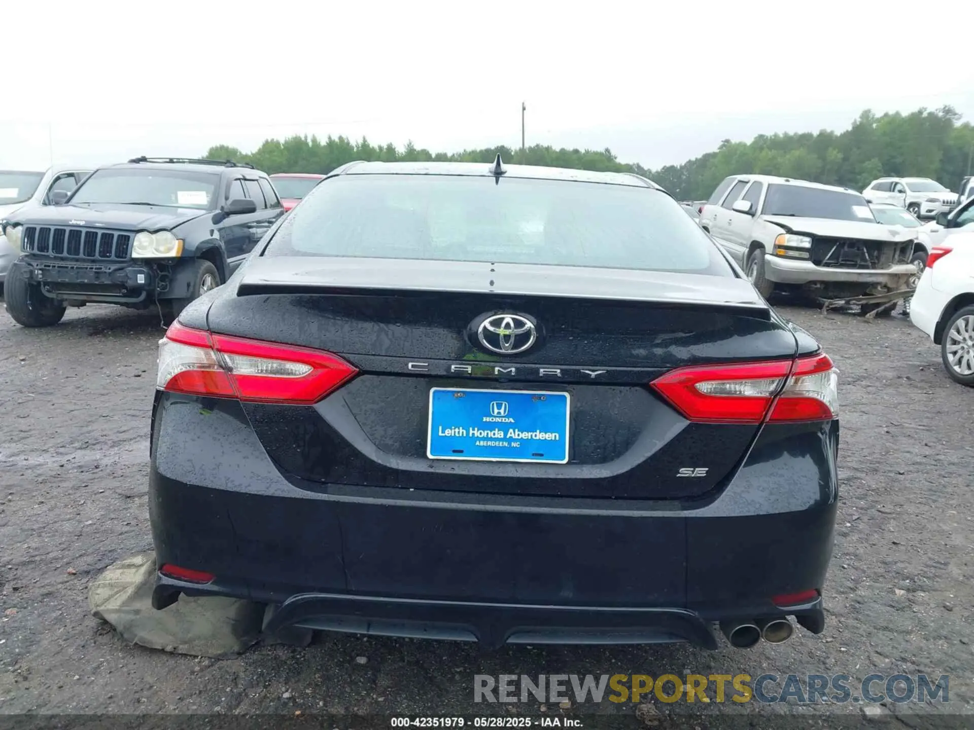 16 Photograph of a damaged car 4T1B11HK7KU681167 TOYOTA CAMRY 2019