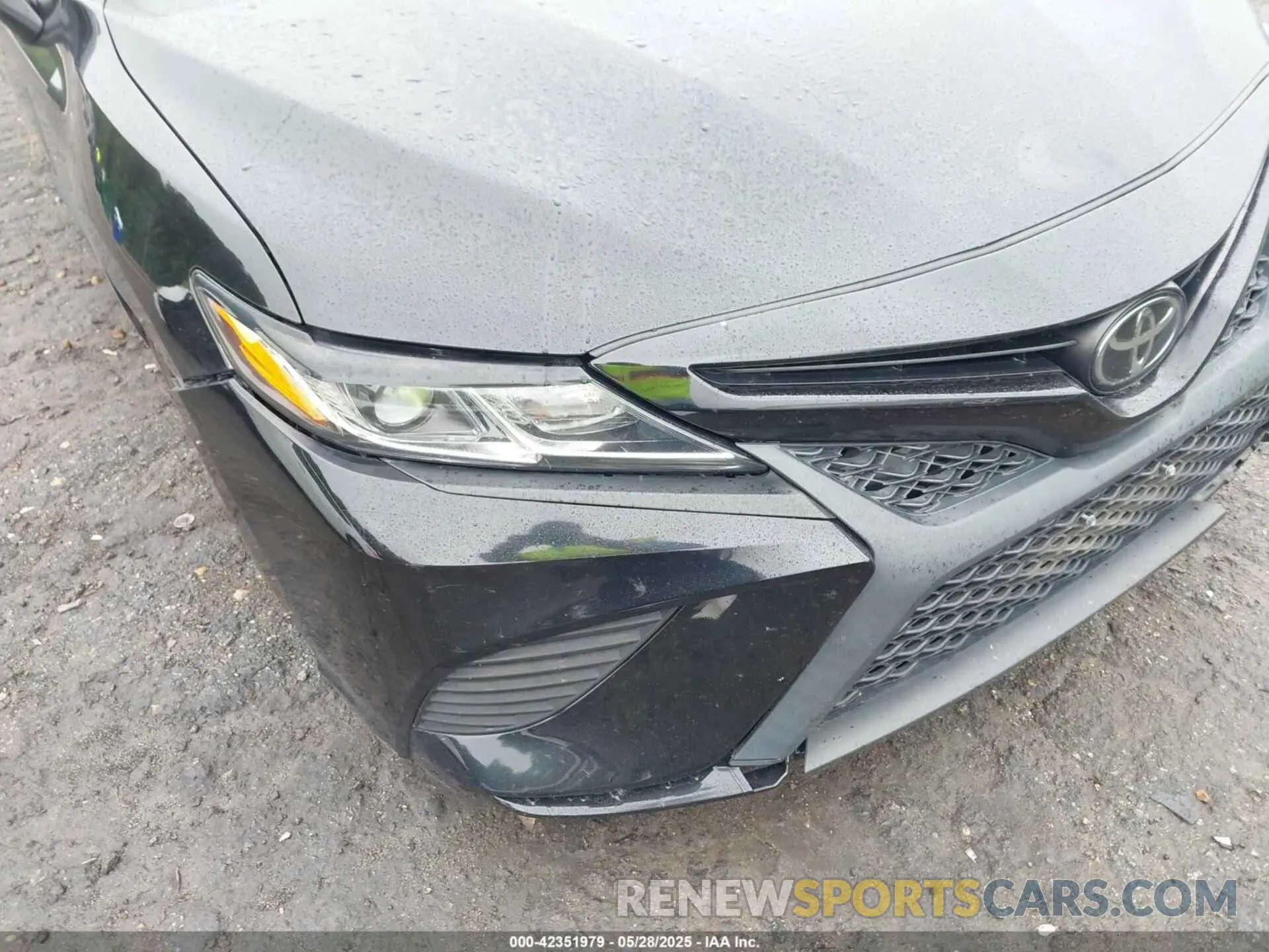 18 Photograph of a damaged car 4T1B11HK7KU681167 TOYOTA CAMRY 2019