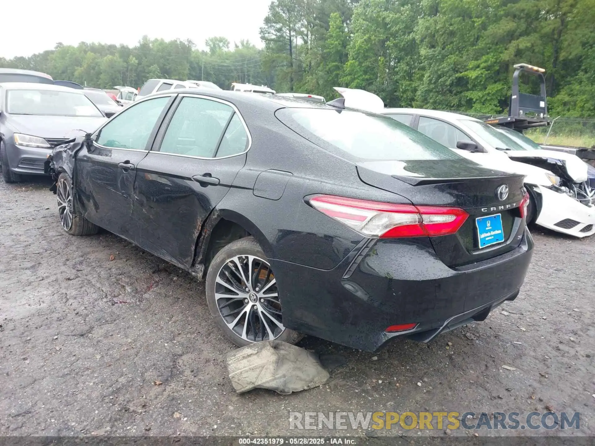3 Photograph of a damaged car 4T1B11HK7KU681167 TOYOTA CAMRY 2019