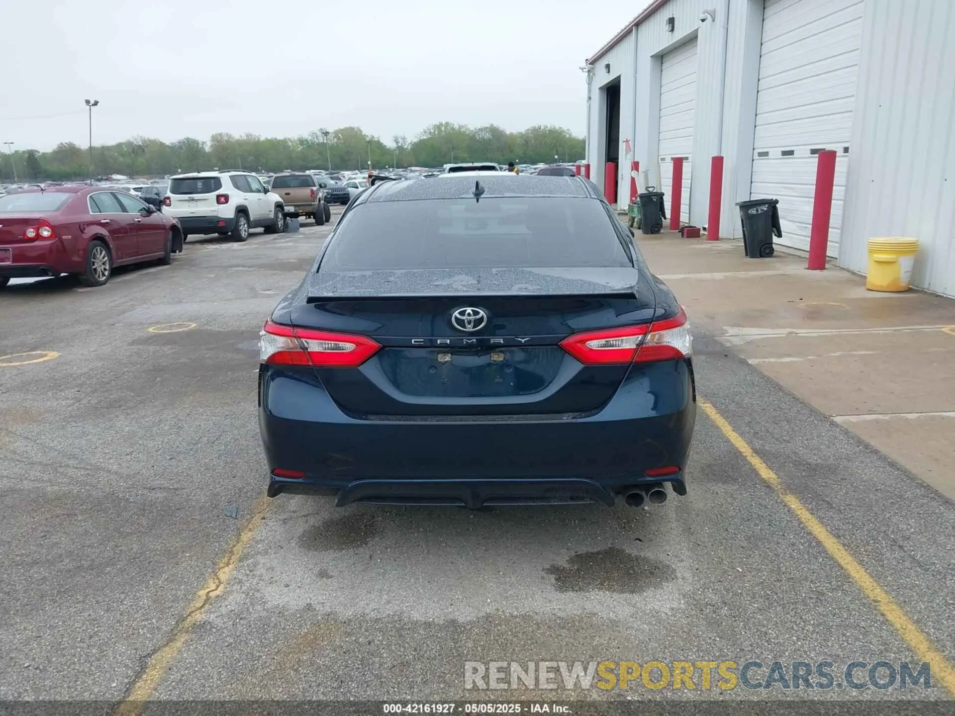 16 Photograph of a damaged car 4T1B11HK7KU748074 TOYOTA CAMRY 2019