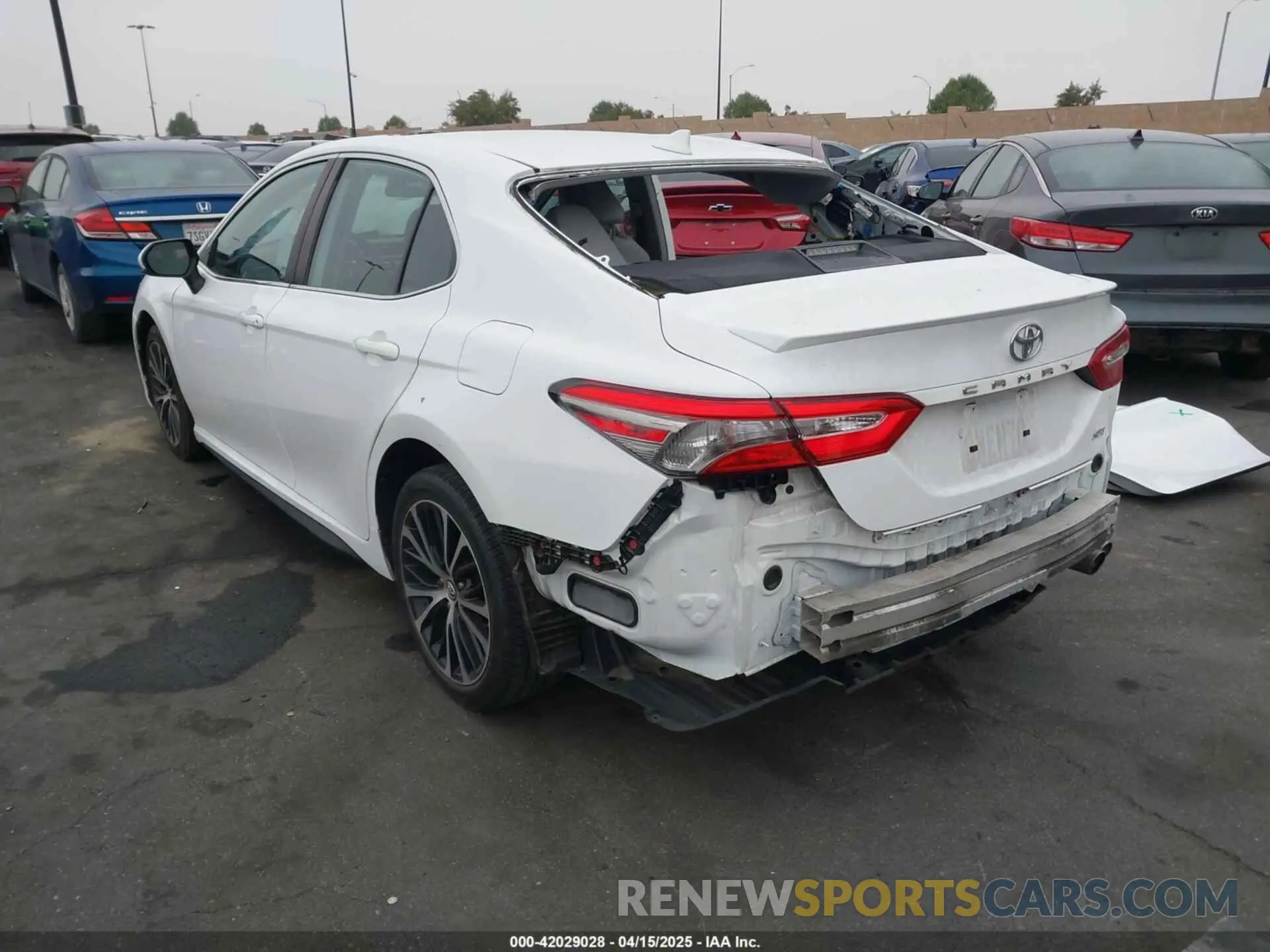15 Photograph of a damaged car 4T1B11HK7KU806491 TOYOTA CAMRY 2019