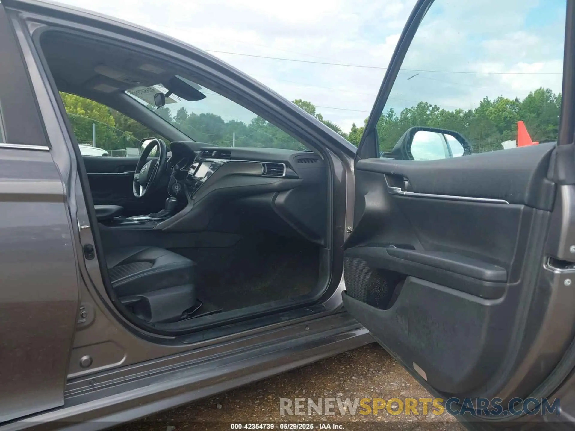 17 Photograph of a damaged car 4T1B11HK8KU201766 TOYOTA CAMRY 2019