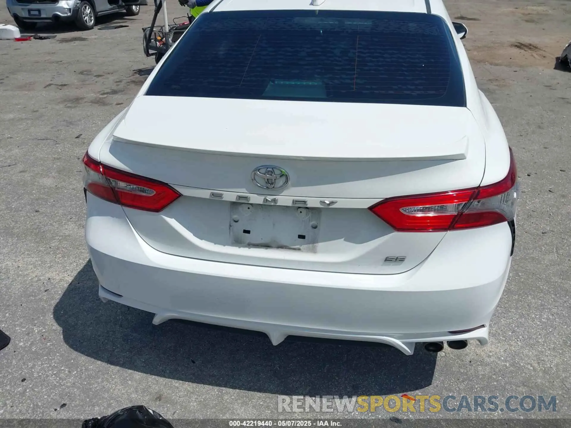 16 Photograph of a damaged car 4T1B11HK8KU226604 TOYOTA CAMRY 2019