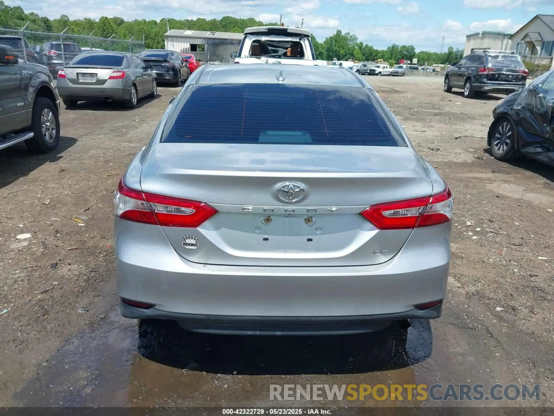 16 Photograph of a damaged car 4T1B11HK8KU269257 TOYOTA CAMRY 2019