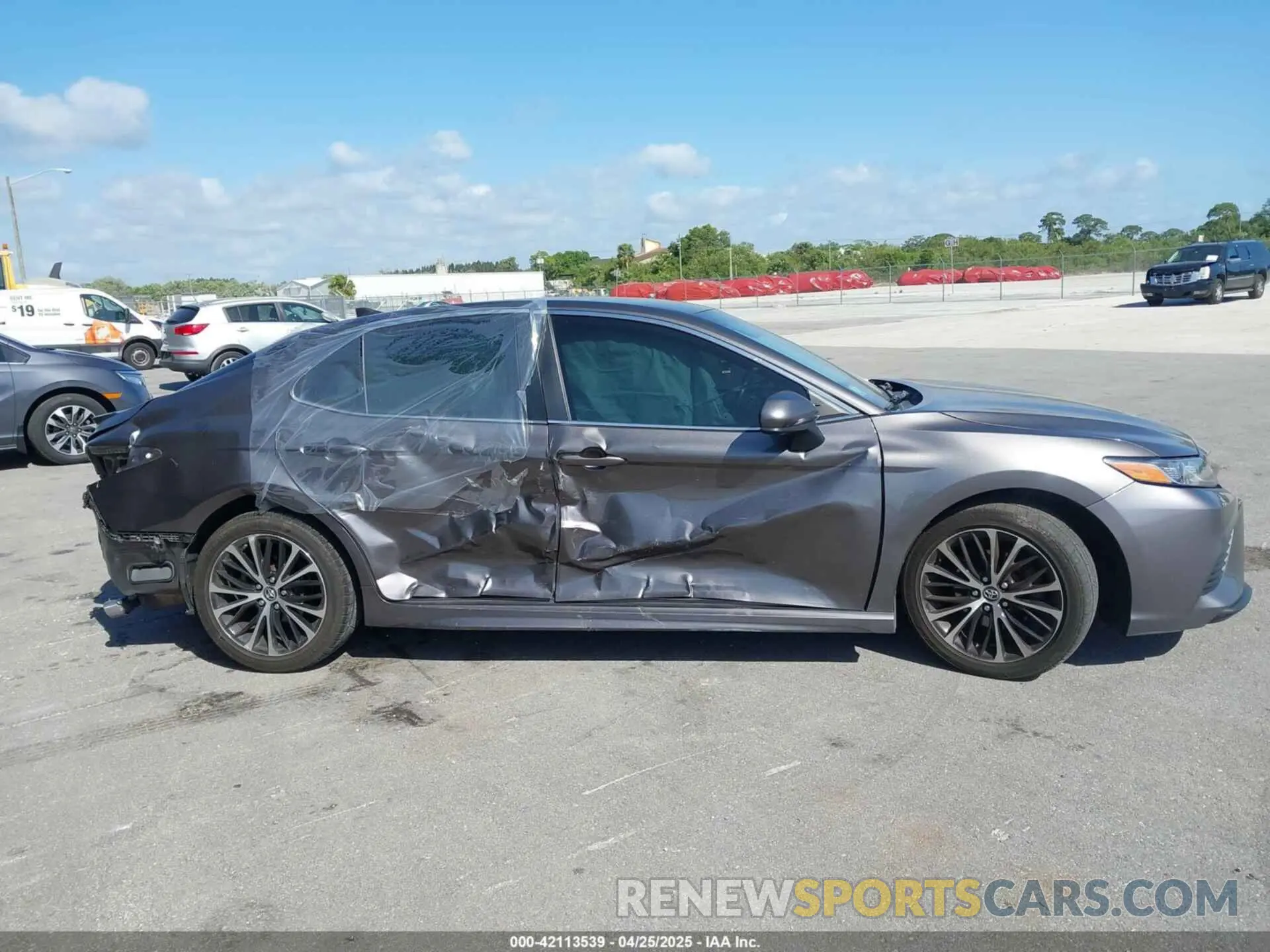 13 Photograph of a damaged car 4T1B11HK8KU695076 TOYOTA CAMRY 2019