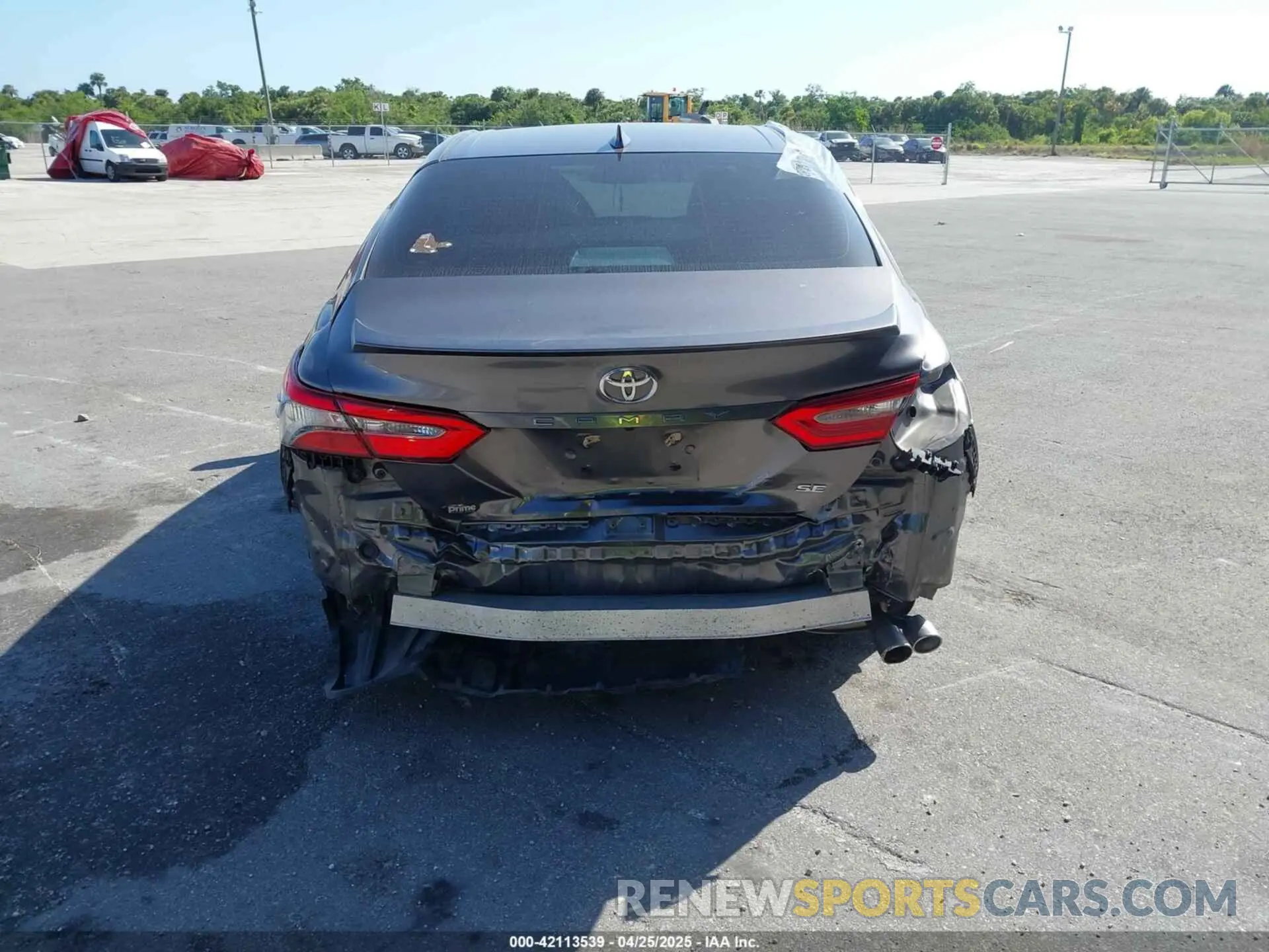 16 Photograph of a damaged car 4T1B11HK8KU695076 TOYOTA CAMRY 2019