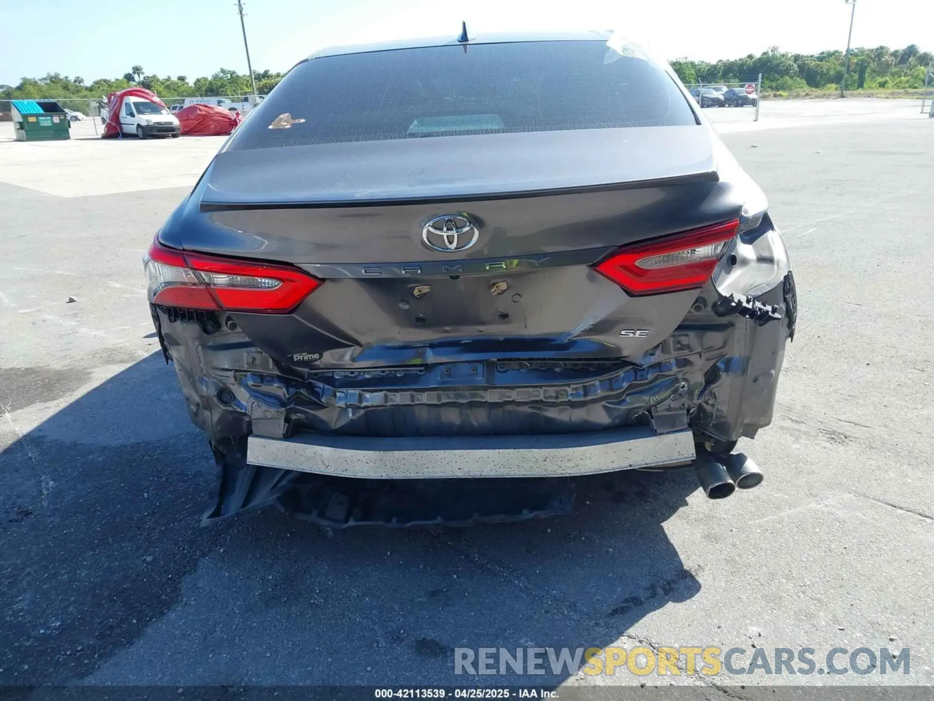 18 Photograph of a damaged car 4T1B11HK8KU695076 TOYOTA CAMRY 2019