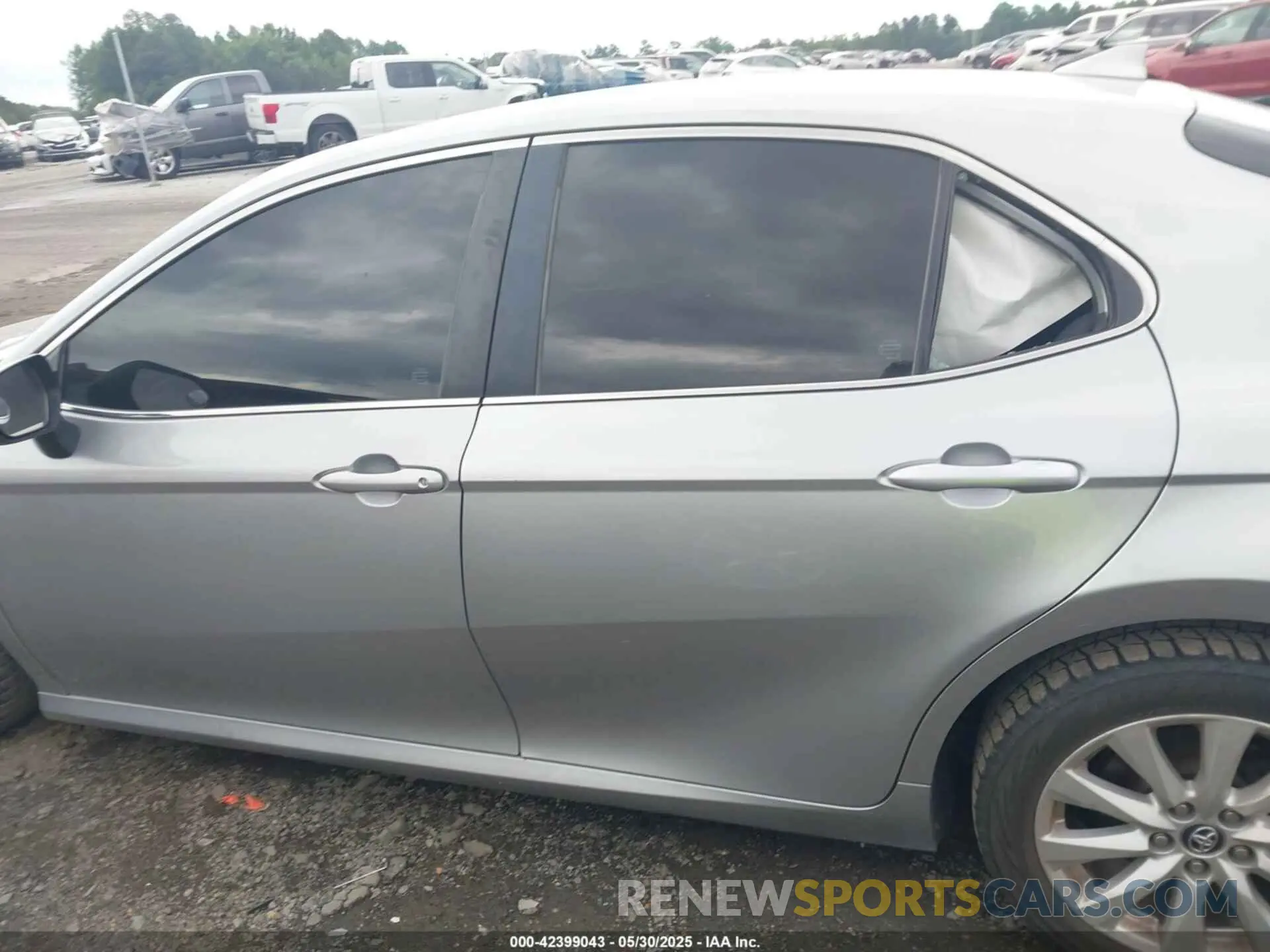 14 Photograph of a damaged car 4T1B11HK8KU704844 TOYOTA CAMRY 2019