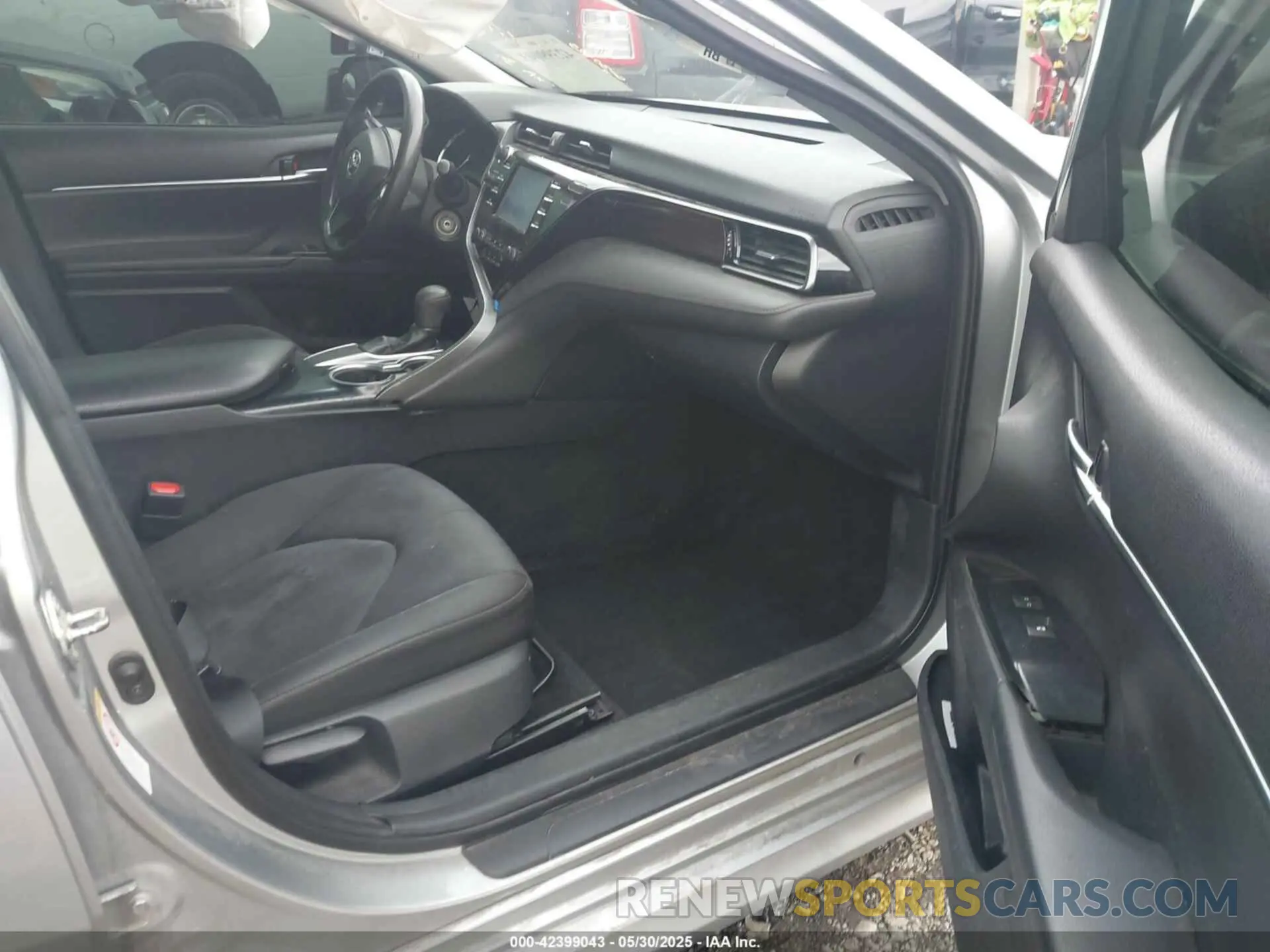 5 Photograph of a damaged car 4T1B11HK8KU704844 TOYOTA CAMRY 2019