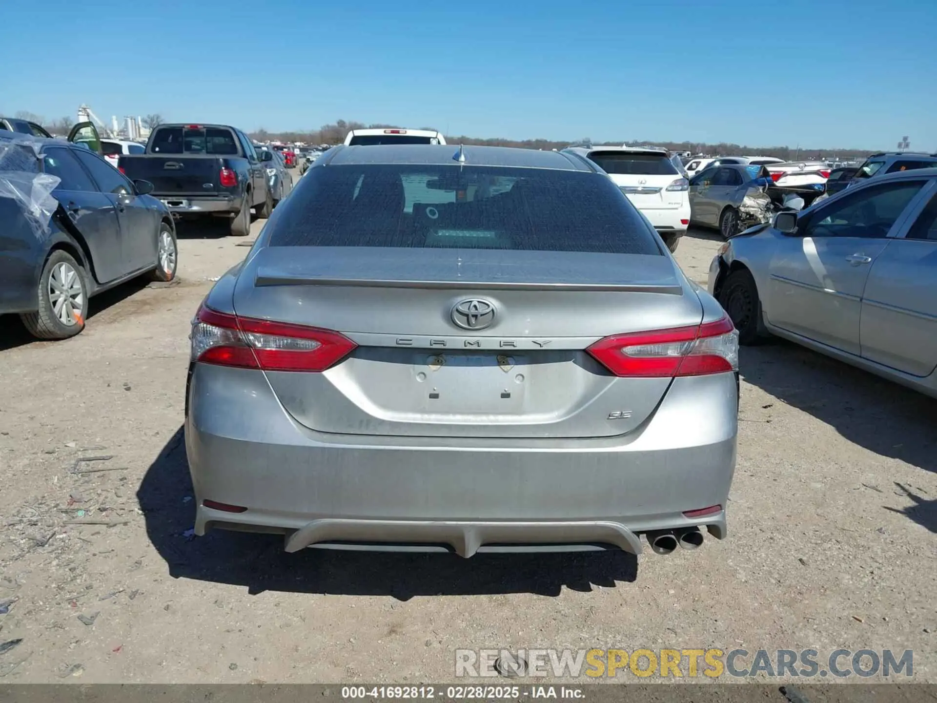 16 Photograph of a damaged car 4T1B11HK8KU707419 TOYOTA CAMRY 2019