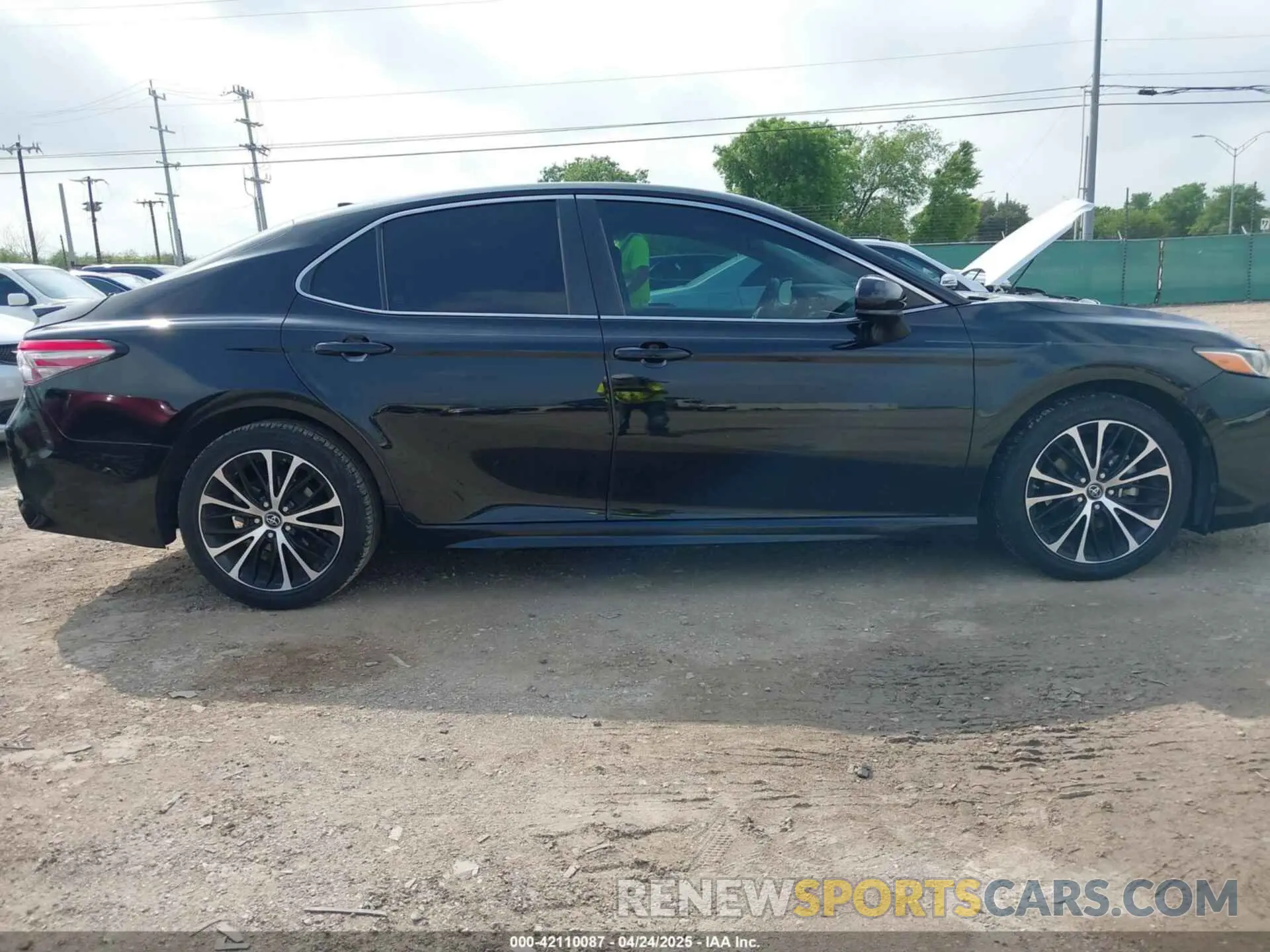 13 Photograph of a damaged car 4T1B11HK8KU721269 TOYOTA CAMRY 2019