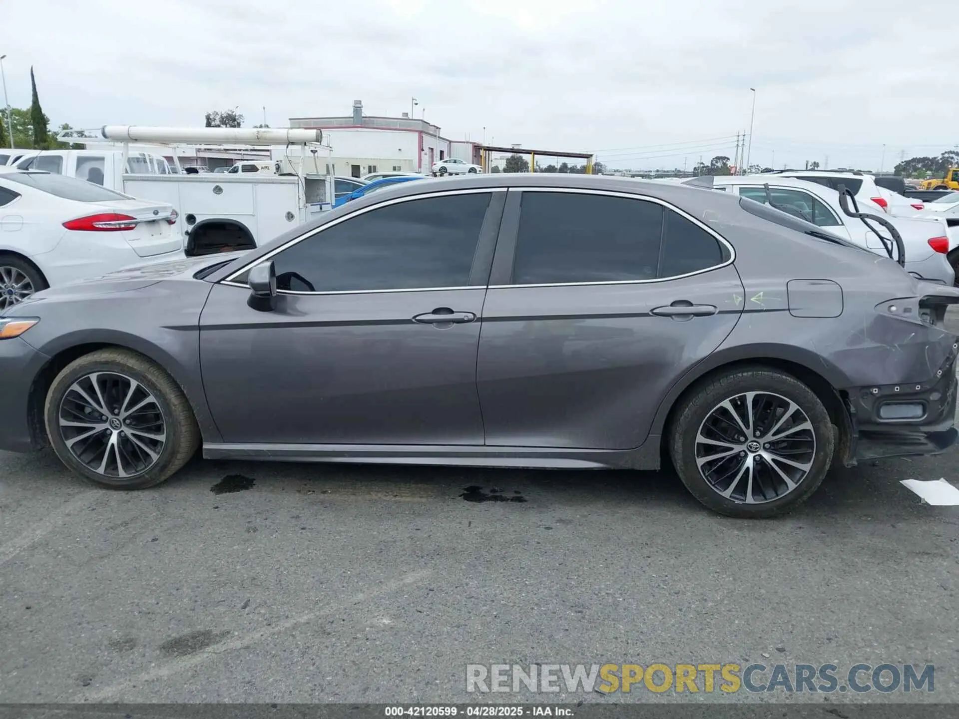 15 Photograph of a damaged car 4T1B11HK8KU729761 TOYOTA CAMRY 2019