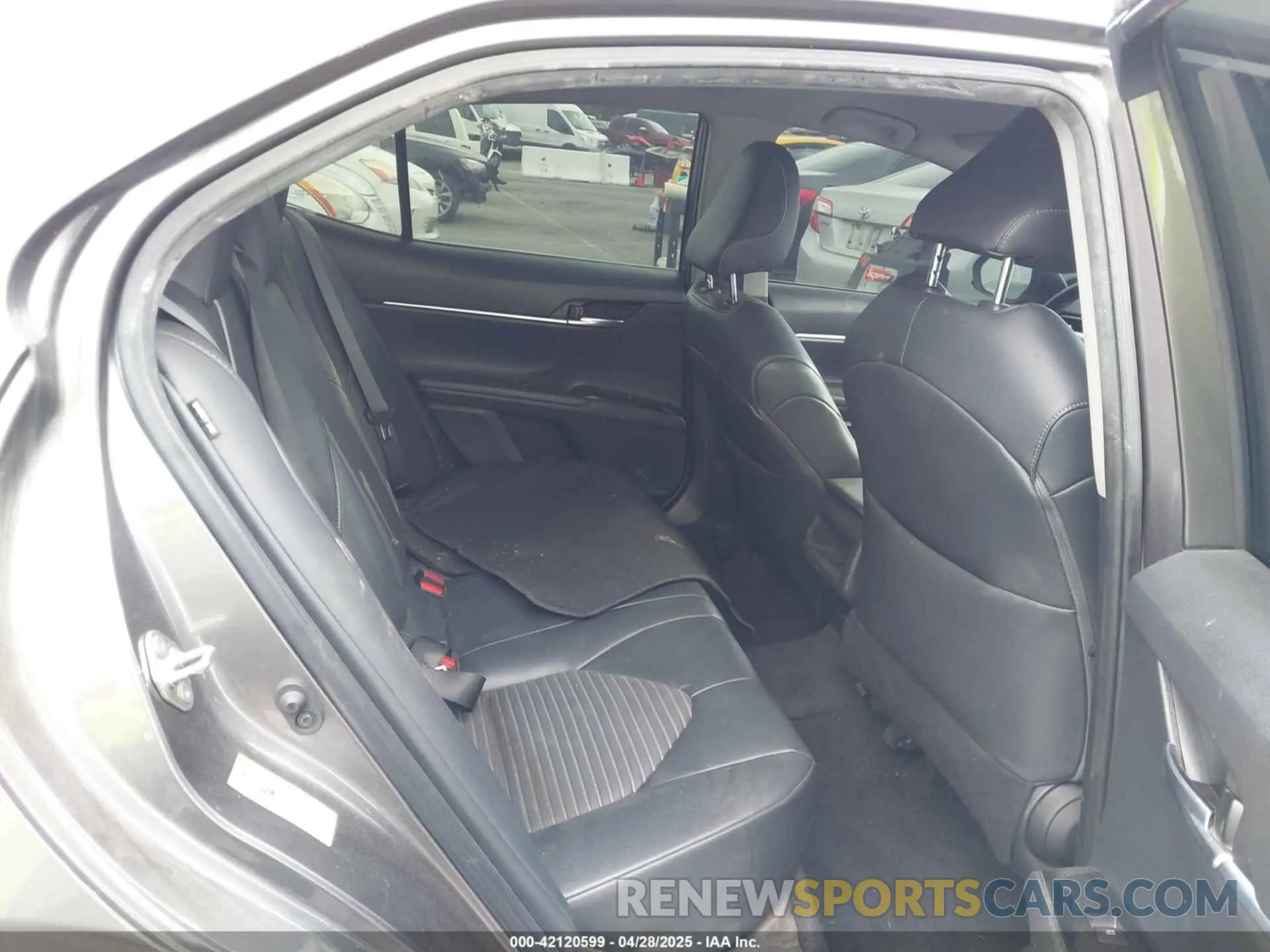 8 Photograph of a damaged car 4T1B11HK8KU729761 TOYOTA CAMRY 2019