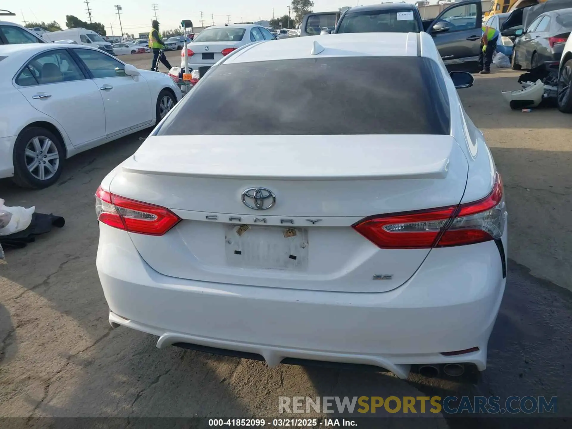 17 Photograph of a damaged car 4T1B11HK8KU747368 TOYOTA CAMRY 2019