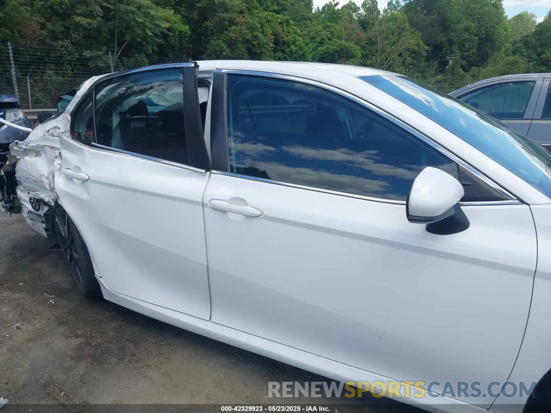 13 Photograph of a damaged car 4T1B11HK8KU819010 TOYOTA CAMRY 2019