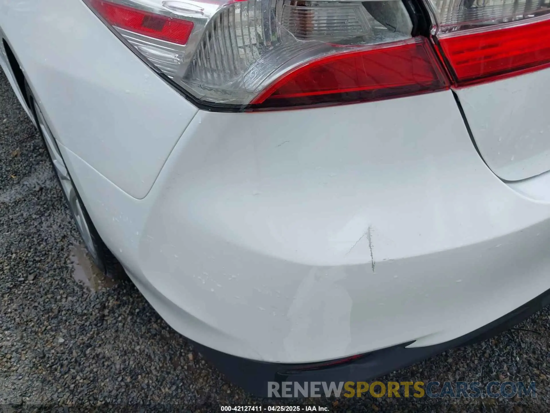 18 Photograph of a damaged car 4T1B11HK8KU819721 TOYOTA CAMRY 2019