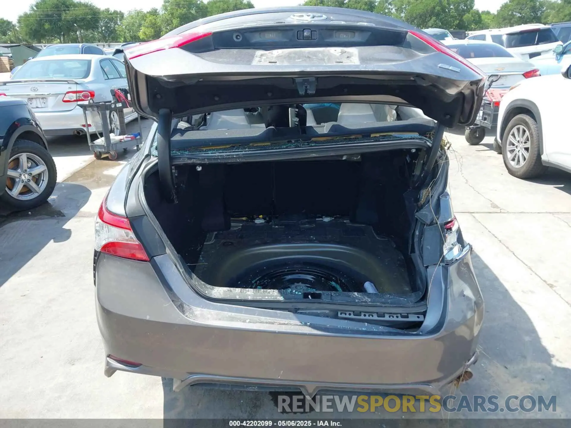 16 Photograph of a damaged car 4T1B11HK9KU231598 TOYOTA CAMRY 2019