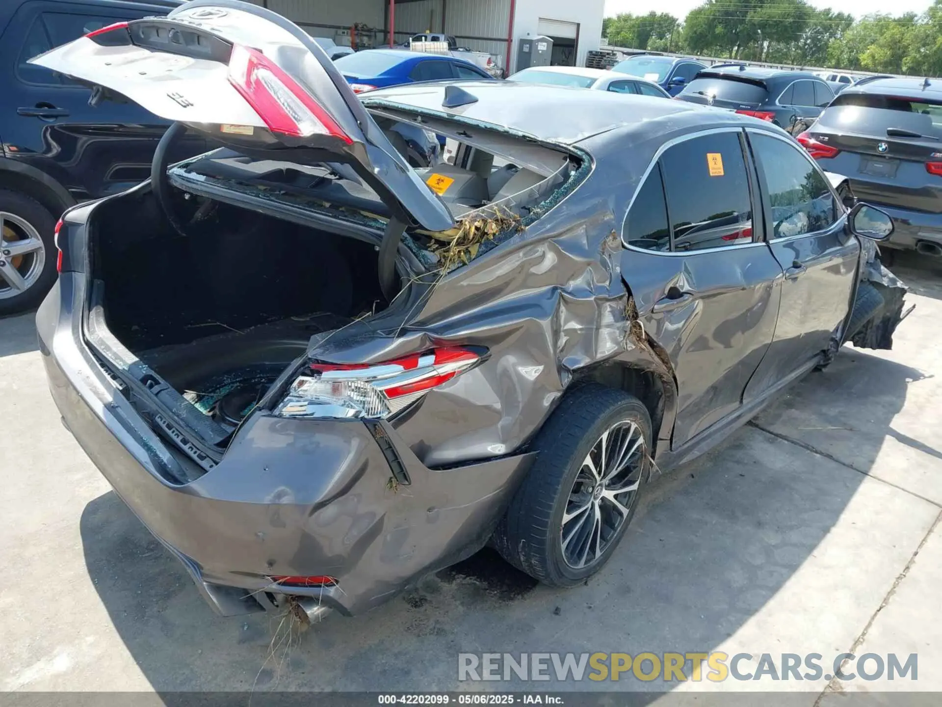4 Photograph of a damaged car 4T1B11HK9KU231598 TOYOTA CAMRY 2019