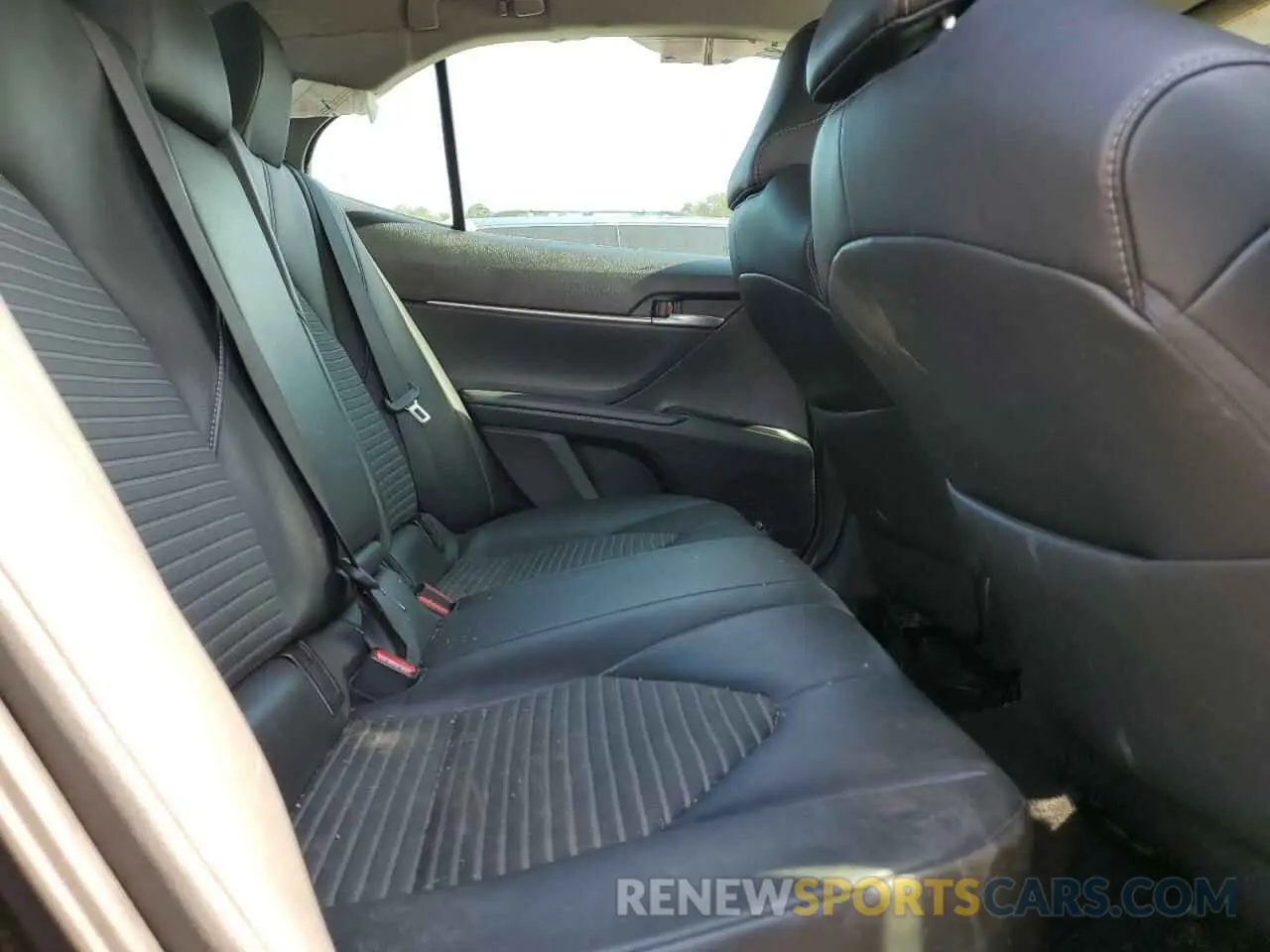 10 Photograph of a damaged car 4T1B11HK9KU233240 TOYOTA CAMRY 2019