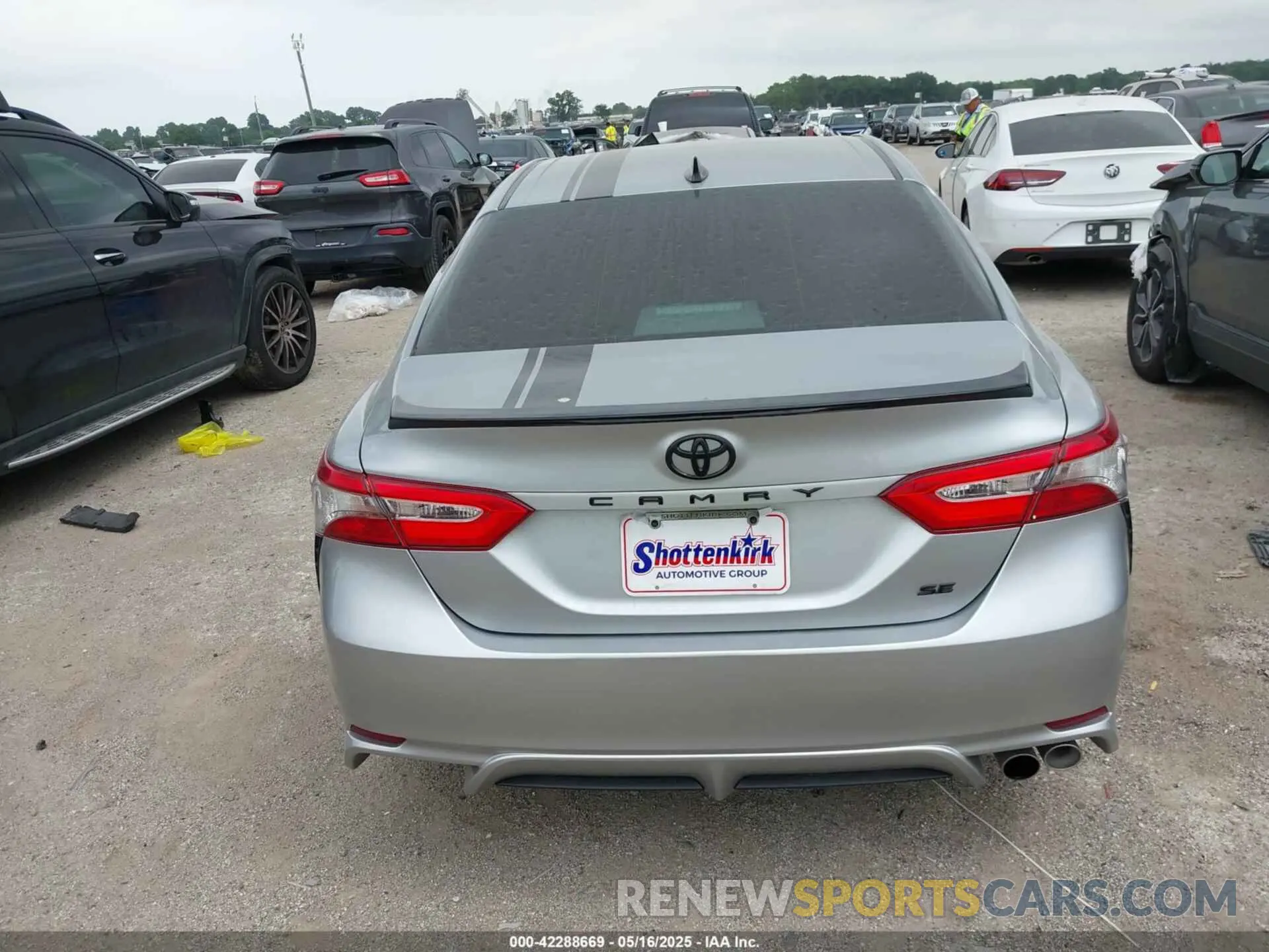 16 Photograph of a damaged car 4T1B11HK9KU283443 TOYOTA CAMRY 2019