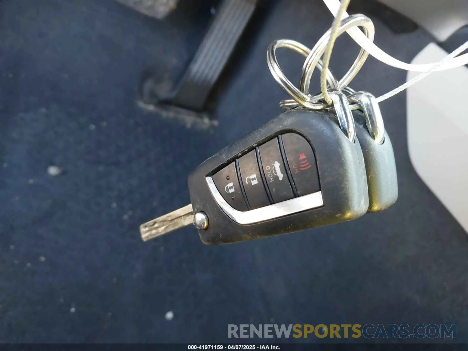 11 Photograph of a damaged car 4T1B11HK9KU825107 TOYOTA CAMRY 2019