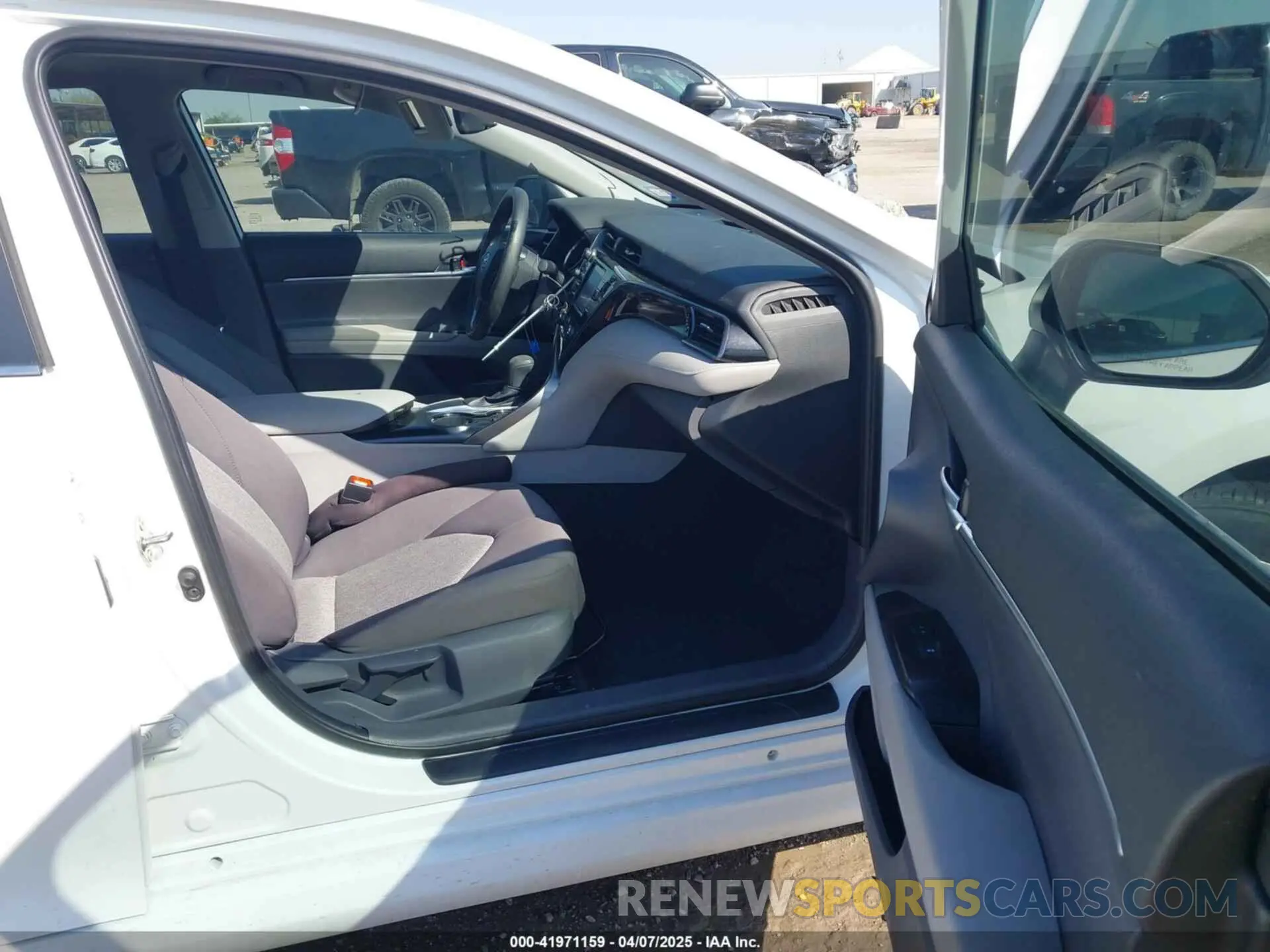 5 Photograph of a damaged car 4T1B11HK9KU825107 TOYOTA CAMRY 2019