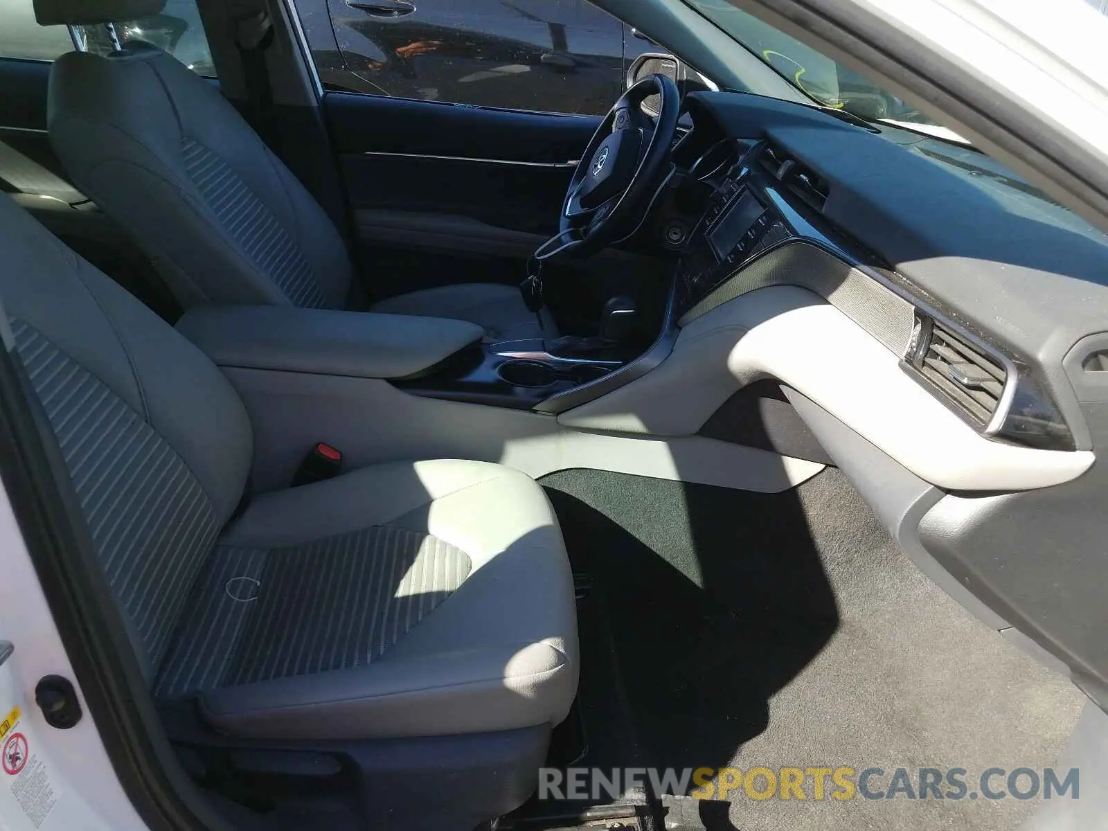 5 Photograph of a damaged car 4T1B11HKXKU211585 TOYOTA CAMRY 2019