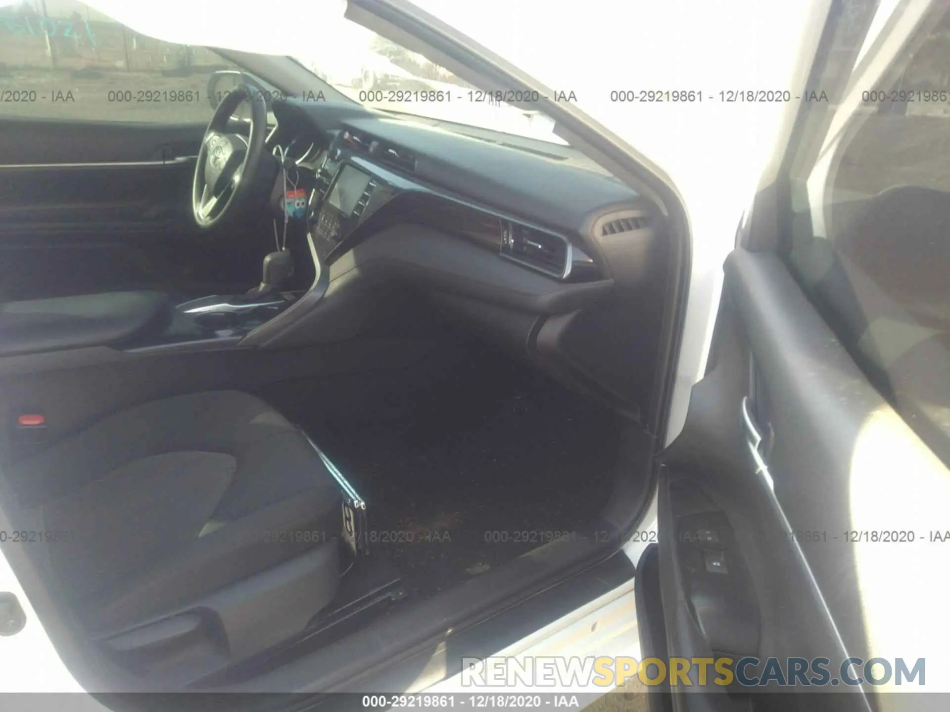 5 Photograph of a damaged car 4T1B11HKXKU215863 TOYOTA CAMRY 2019