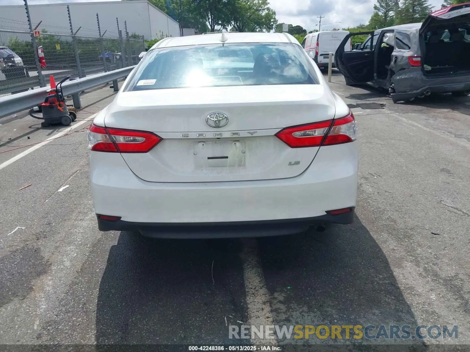 16 Photograph of a damaged car 4T1B11HKXKU237605 TOYOTA CAMRY 2019