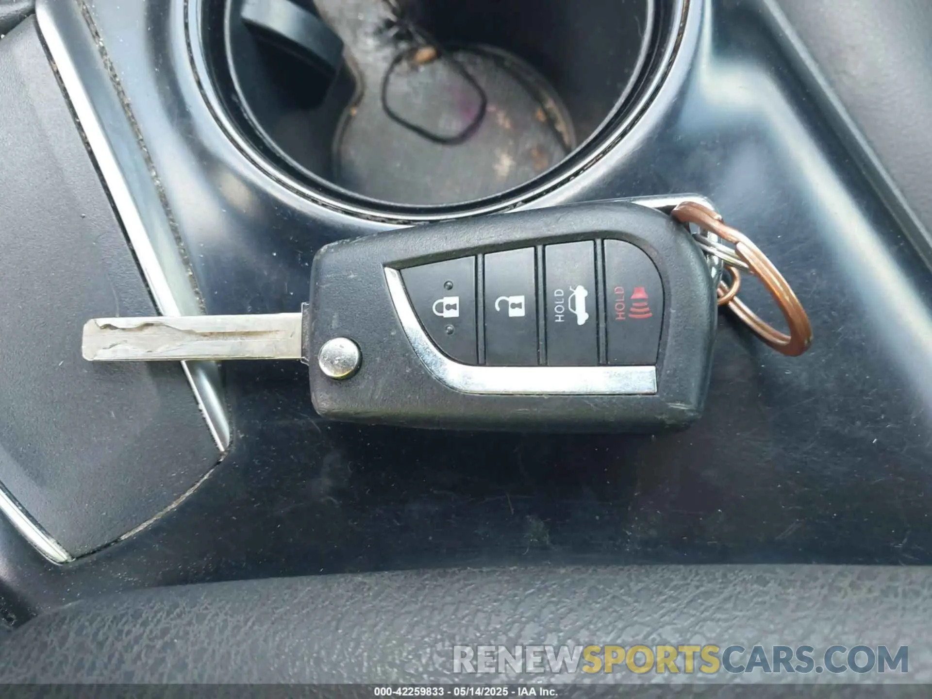 11 Photograph of a damaged car 4T1B11HKXKU282043 TOYOTA CAMRY 2019