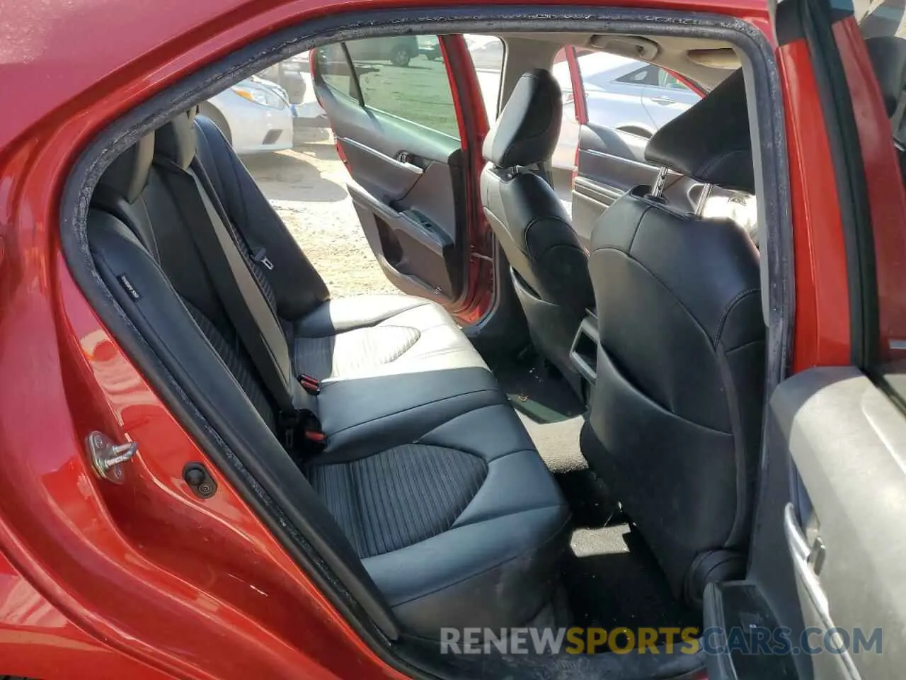 10 Photograph of a damaged car 4T1B11HKXKU285430 TOYOTA CAMRY 2019