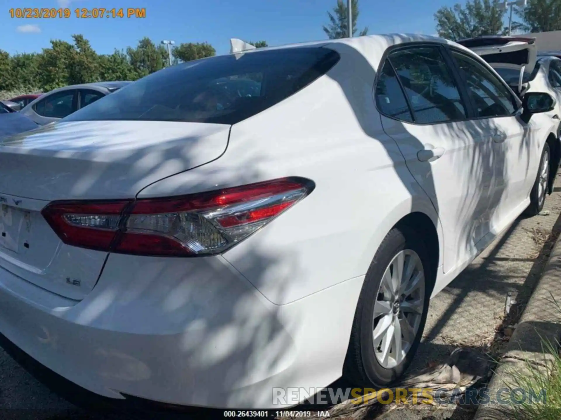 15 Photograph of a damaged car 4T1B11HKXKU680742 TOYOTA CAMRY 2019