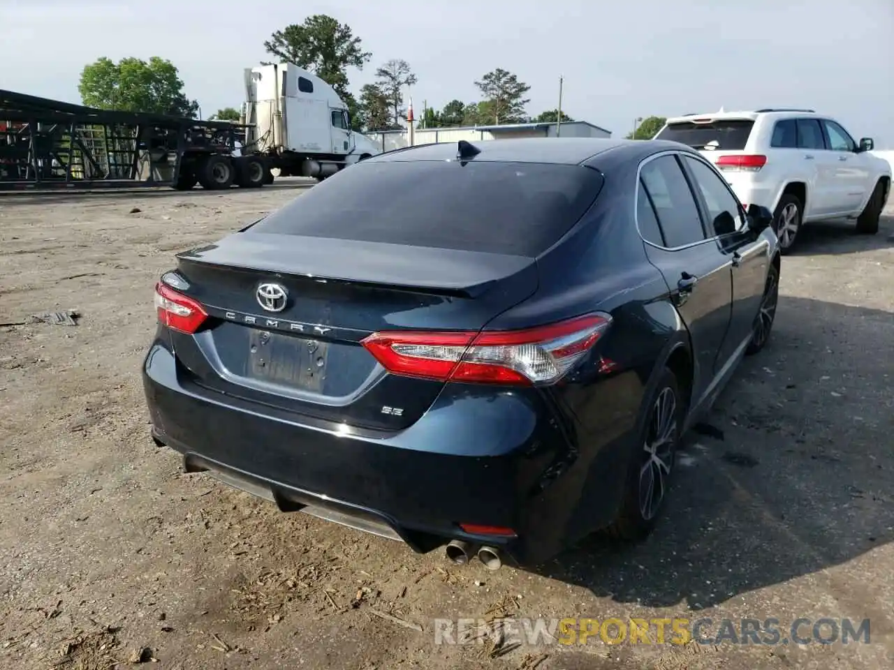 4 Photograph of a damaged car 4T1B11HKXKU730975 TOYOTA CAMRY 2019