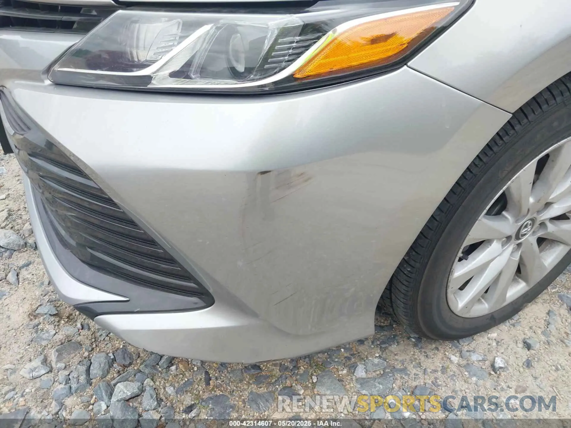 17 Photograph of a damaged car 4T1B11HKXKU746948 TOYOTA CAMRY 2019