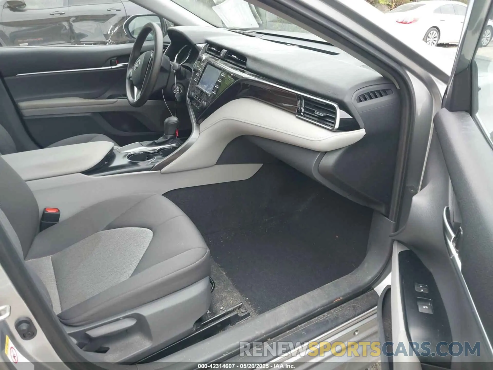 5 Photograph of a damaged car 4T1B11HKXKU746948 TOYOTA CAMRY 2019