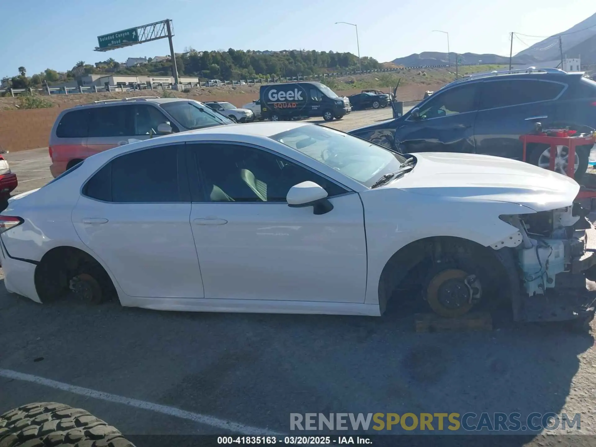 13 Photograph of a damaged car 4T1B11HKXKU757187 TOYOTA CAMRY 2019