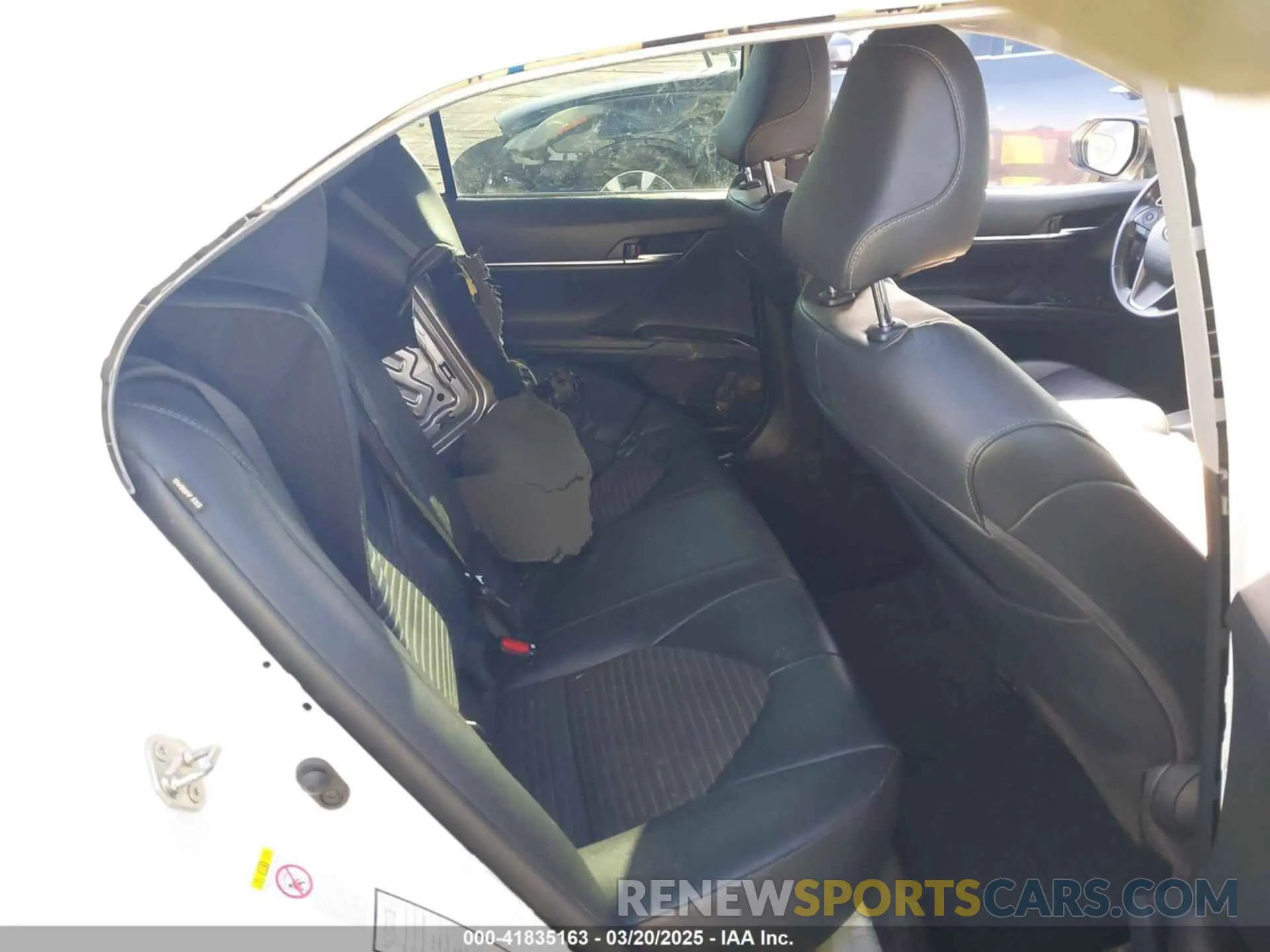8 Photograph of a damaged car 4T1B11HKXKU757187 TOYOTA CAMRY 2019