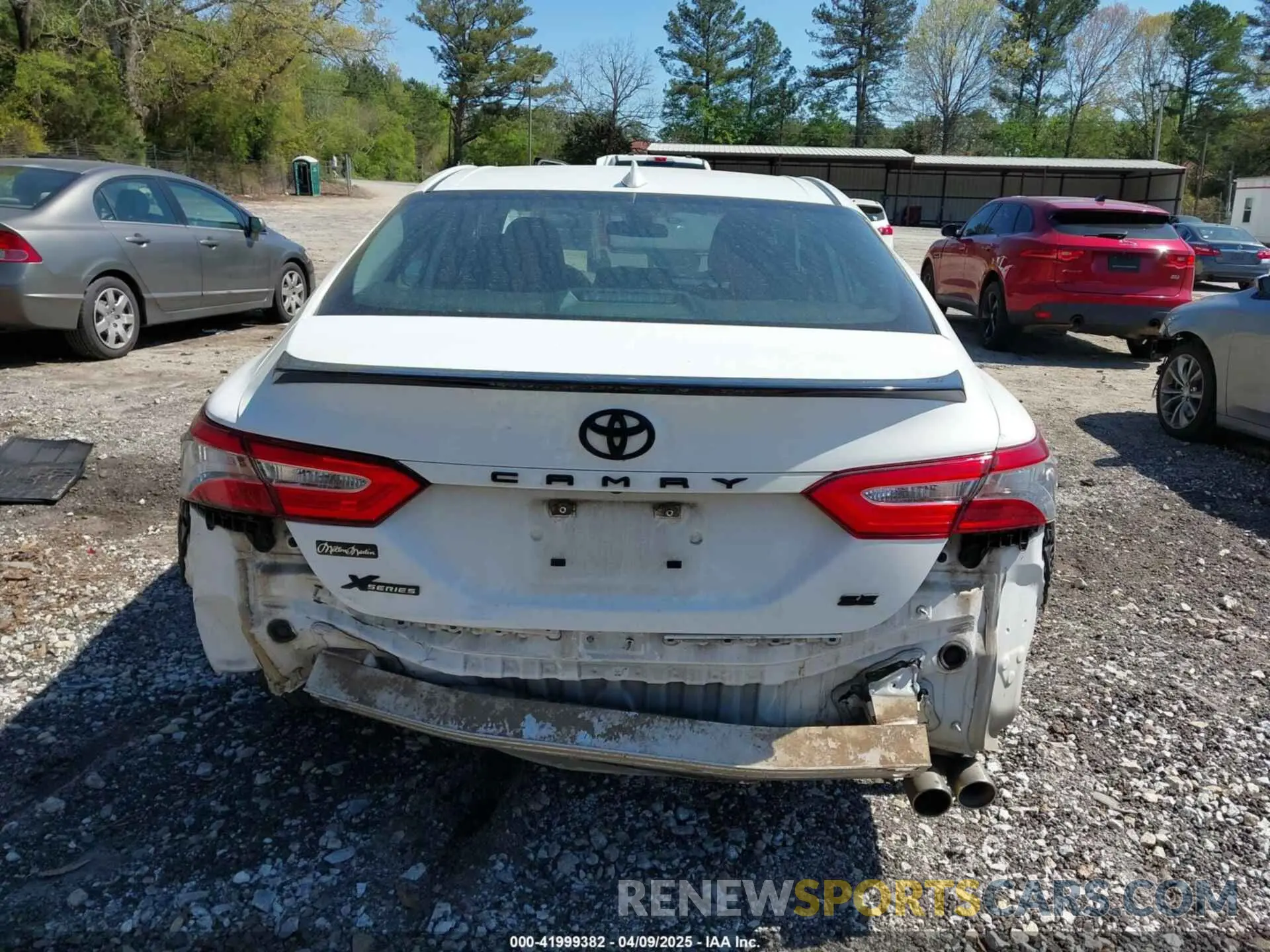 17 Photograph of a damaged car 4T1B11HKXKU761577 TOYOTA CAMRY 2019