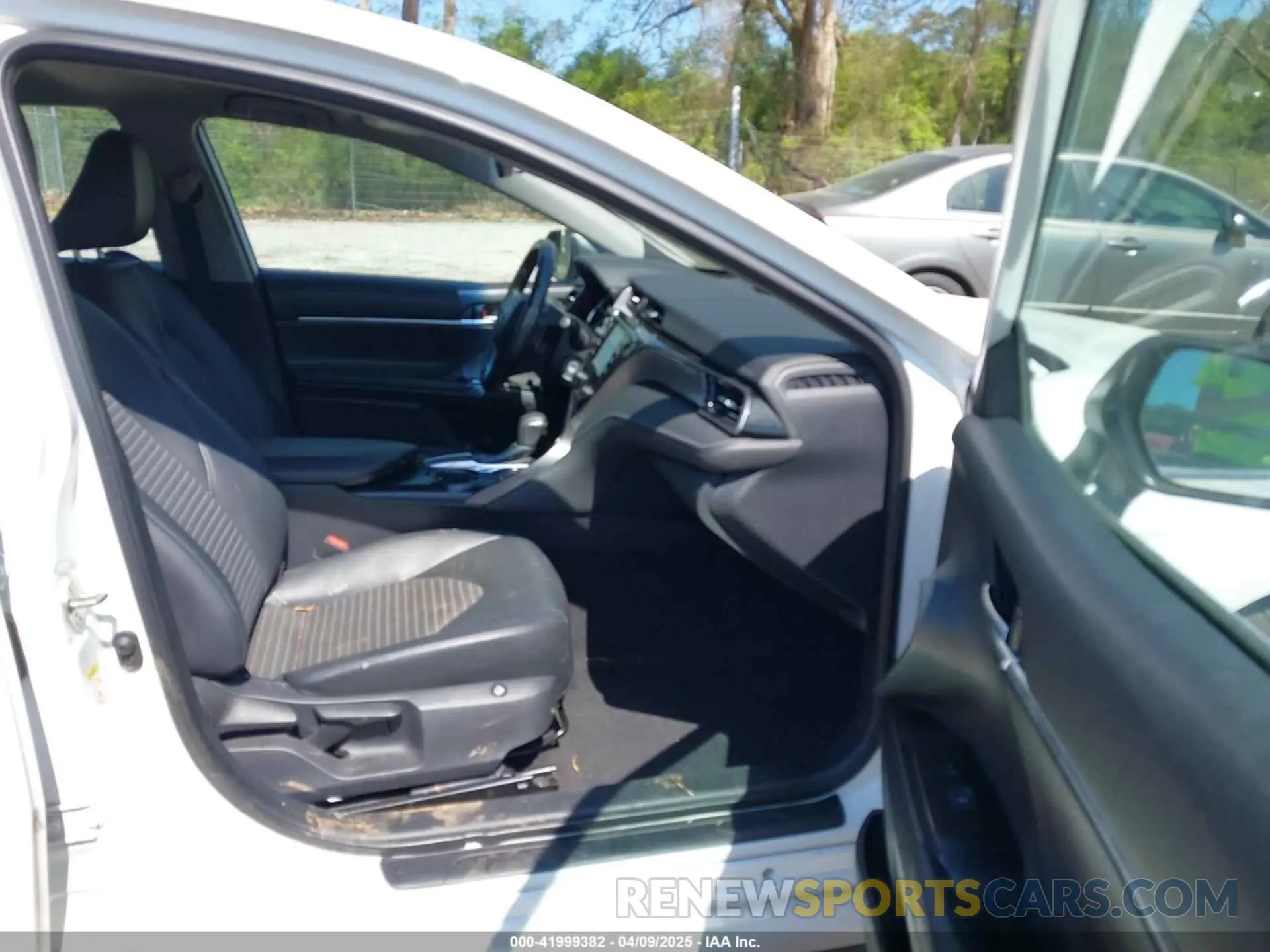 5 Photograph of a damaged car 4T1B11HKXKU761577 TOYOTA CAMRY 2019