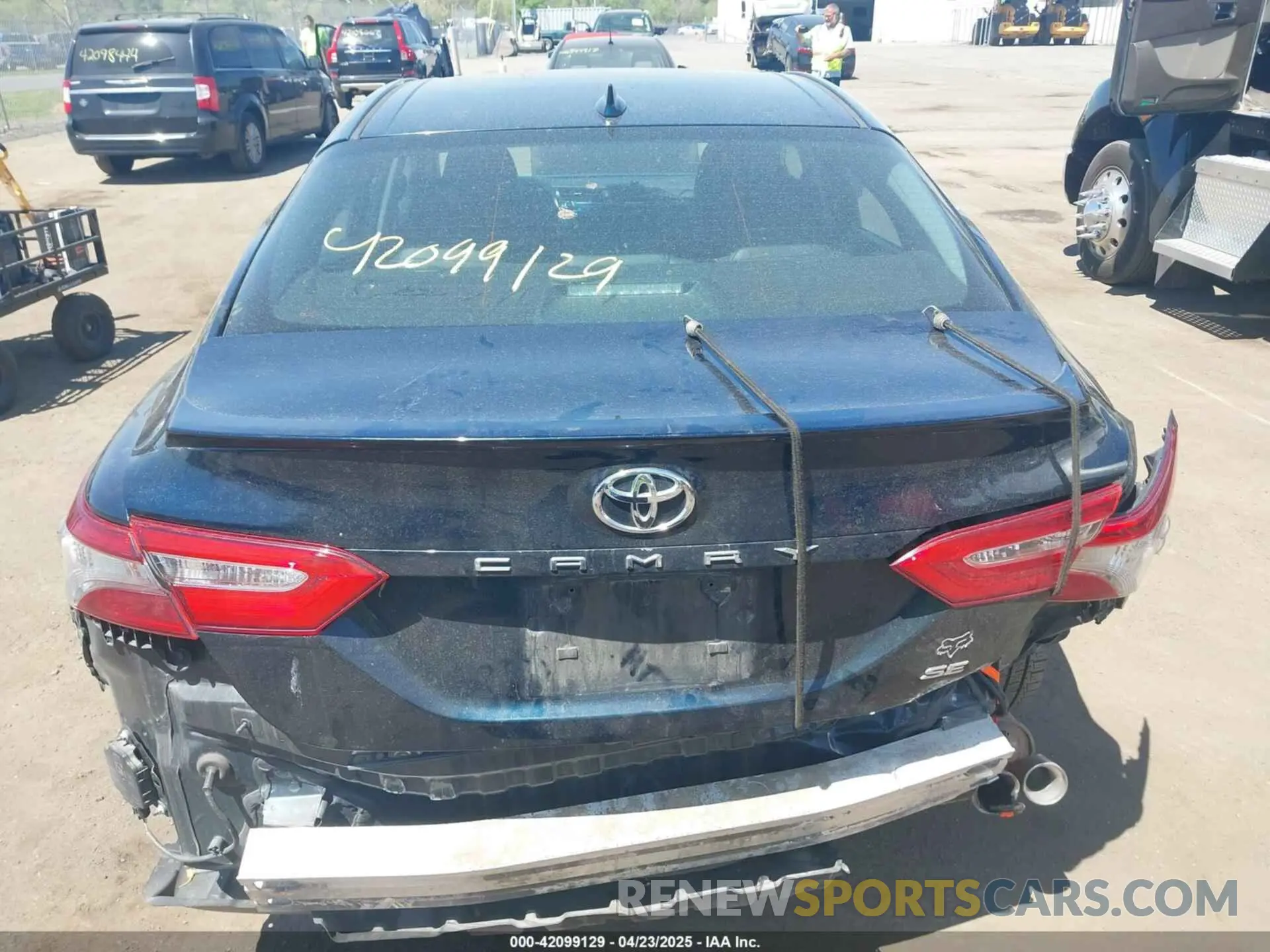 16 Photograph of a damaged car 4T1B11HKXKU776712 TOYOTA CAMRY 2019