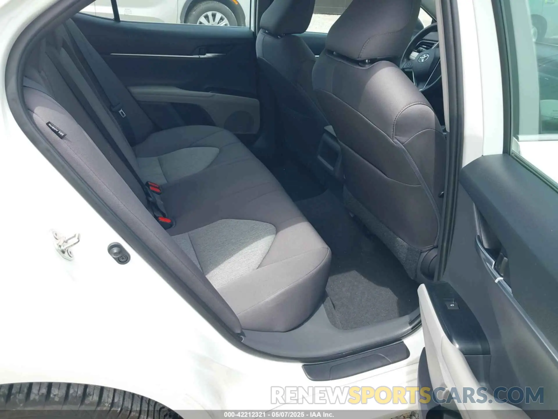 8 Photograph of a damaged car 4T1B11HKXKU786639 TOYOTA CAMRY 2019