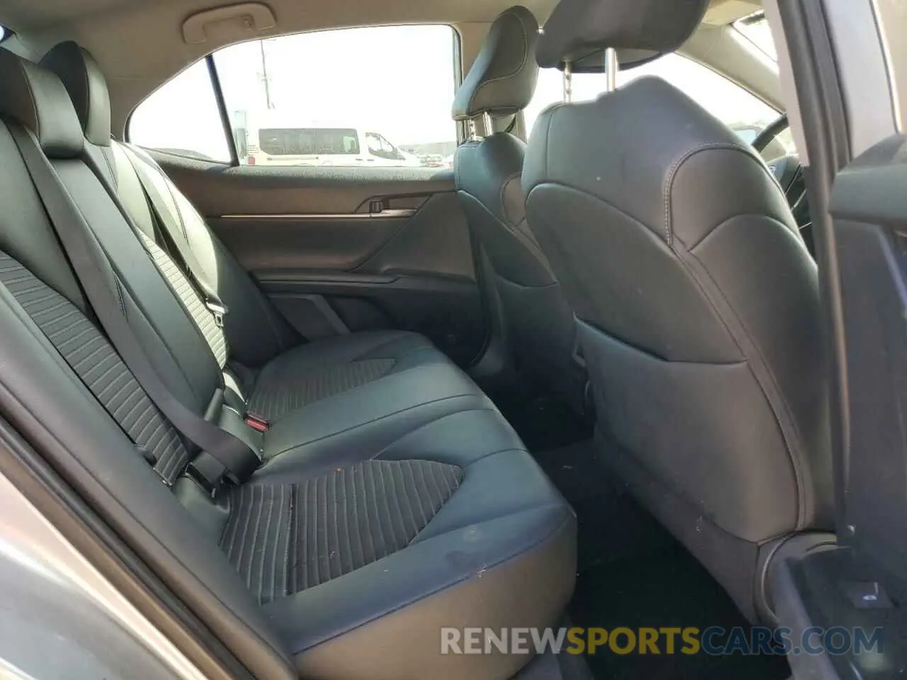 10 Photograph of a damaged car 4T1B11HKXKU786916 TOYOTA CAMRY 2019