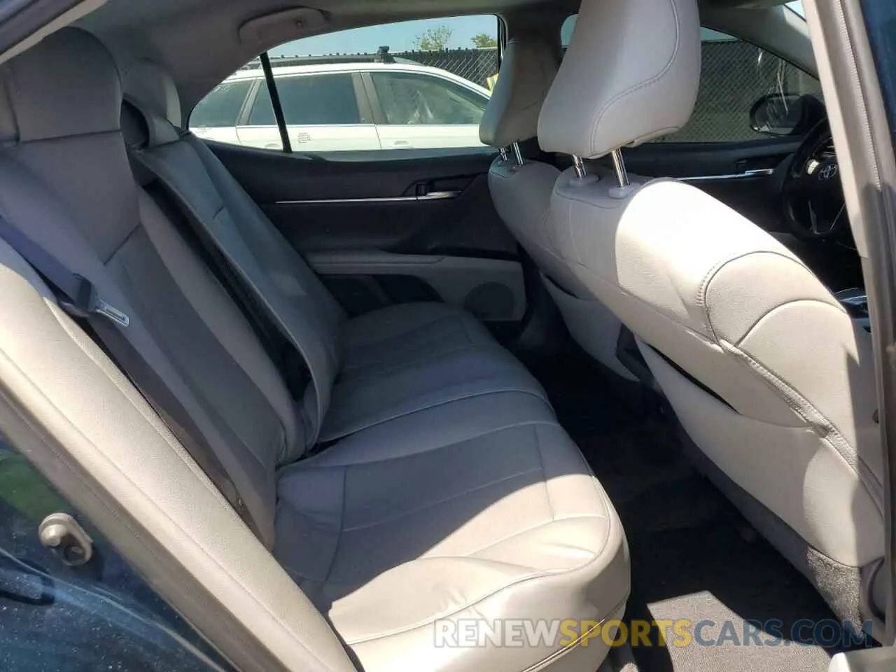 10 Photograph of a damaged car 4T1B11HKXKU825584 TOYOTA CAMRY 2019