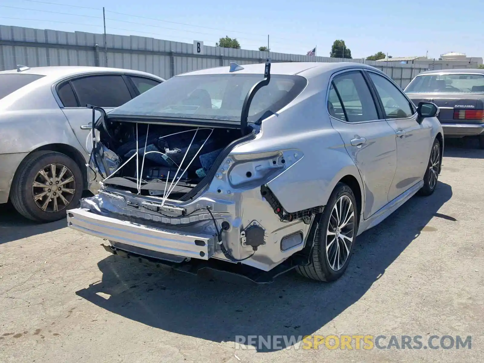 4 Photograph of a damaged car 4T1B21HK0KU516137 TOYOTA CAMRY 2019