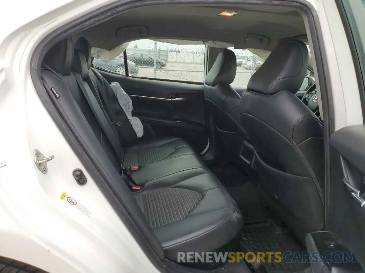 10 Photograph of a damaged car 4T1B21HK3KU011418 TOYOTA CAMRY 2019