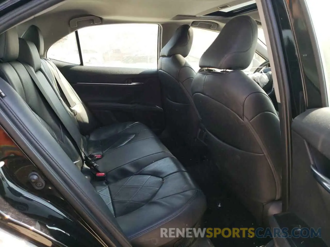 10 Photograph of a damaged car 4T1B21HK3KU520411 TOYOTA CAMRY 2019