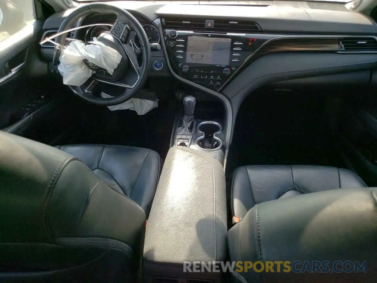 8 Photograph of a damaged car 4T1B21HK3KU520411 TOYOTA CAMRY 2019