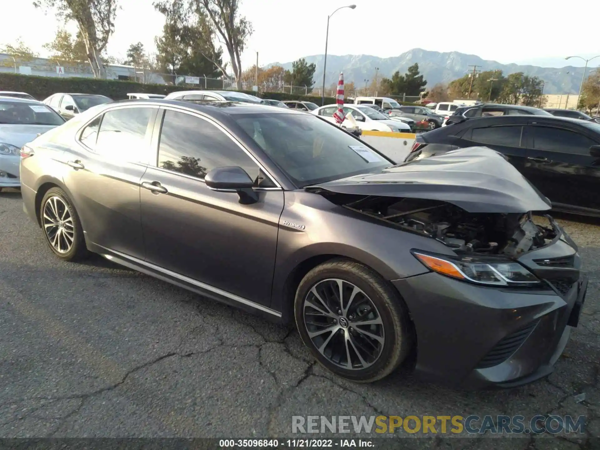 1 Photograph of a damaged car 4T1B21HK4KU517730 TOYOTA CAMRY 2019